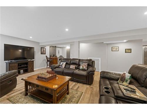 27-70 Elmwood Avenue, Welland, ON - Indoor Photo Showing Living Room