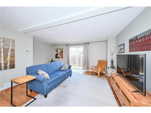 98-8141 Coventry Road, Niagara Falls, ON - Indoor Photo Showing Living Room