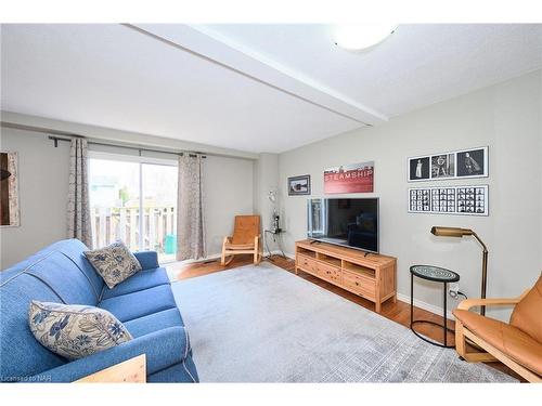 98-8141 Coventry Road, Niagara Falls, ON - Indoor Photo Showing Living Room