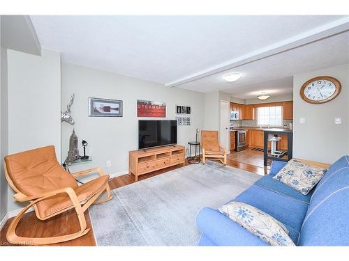 98-8141 Coventry Road, Niagara Falls, ON - Indoor Photo Showing Living Room