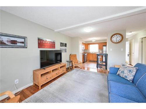 98-8141 Coventry Road, Niagara Falls, ON - Indoor Photo Showing Living Room