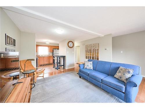 98-8141 Coventry Road, Niagara Falls, ON - Indoor Photo Showing Living Room