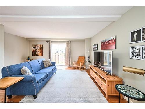 98-8141 Coventry Road, Niagara Falls, ON - Indoor Photo Showing Living Room