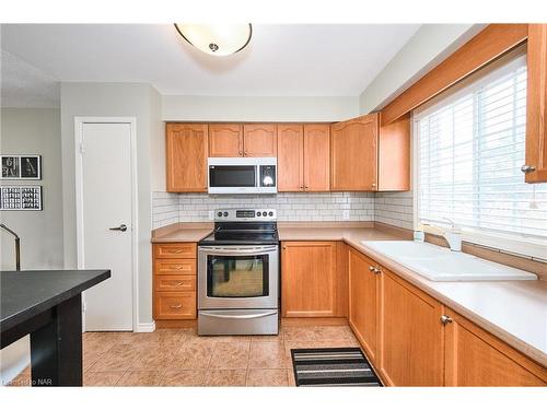 98-8141 Coventry Road, Niagara Falls, ON - Indoor Photo Showing Kitchen With Double Sink