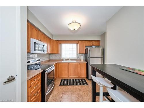 98-8141 Coventry Road, Niagara Falls, ON - Indoor Photo Showing Kitchen