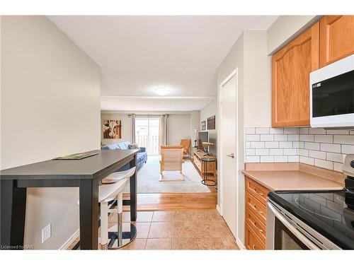 98-8141 Coventry Road, Niagara Falls, ON - Indoor Photo Showing Kitchen