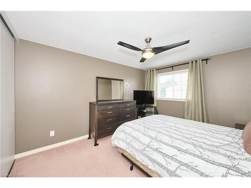 98-8141 Coventry Road, Niagara Falls, ON - Indoor Photo Showing Bedroom