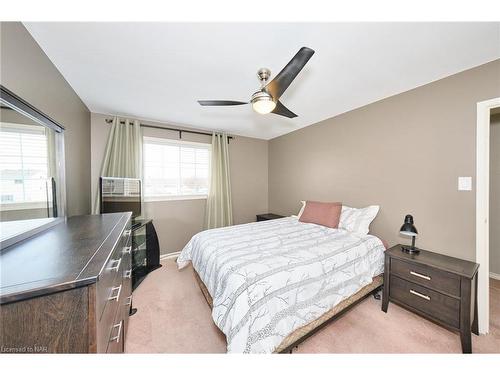 98-8141 Coventry Road, Niagara Falls, ON - Indoor Photo Showing Bedroom