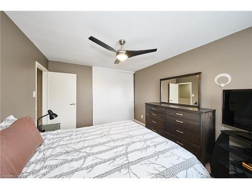 98-8141 Coventry Road, Niagara Falls, ON - Indoor Photo Showing Bedroom