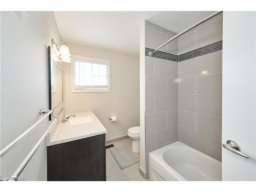 98-8141 Coventry Road, Niagara Falls, ON - Indoor Photo Showing Bathroom