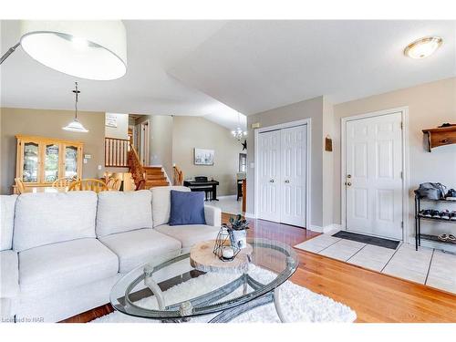 43 Foxtail Avenue, Welland, ON - Indoor Photo Showing Living Room