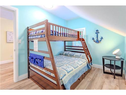 339 Eastwood Avenue, Crystal Beach, ON - Indoor Photo Showing Bedroom