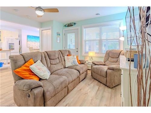 339 Eastwood Avenue, Crystal Beach, ON - Indoor Photo Showing Living Room