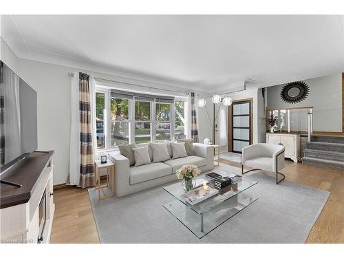 6456 Carolyn Avenue, Niagara Falls, ON - Indoor Photo Showing Living Room