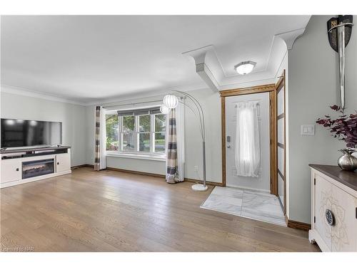 6456 Carolyn Avenue, Niagara Falls, ON - Indoor Photo Showing Living Room