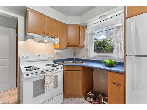 6456 Carolyn Avenue, Niagara Falls, ON - Indoor Photo Showing Kitchen