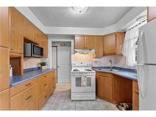 6456 Carolyn Avenue, Niagara Falls, ON - Indoor Photo Showing Kitchen With Double Sink