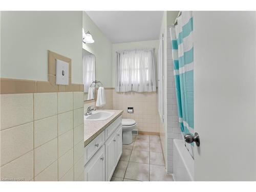 6456 Carolyn Avenue, Niagara Falls, ON - Indoor Photo Showing Bathroom