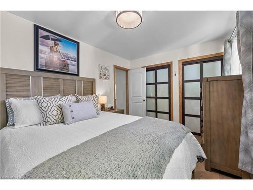 6456 Carolyn Avenue, Niagara Falls, ON - Indoor Photo Showing Bedroom