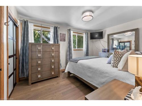 6456 Carolyn Avenue, Niagara Falls, ON - Indoor Photo Showing Bedroom