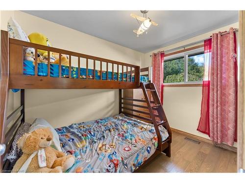 6456 Carolyn Avenue, Niagara Falls, ON - Indoor Photo Showing Bedroom