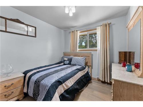 6456 Carolyn Avenue, Niagara Falls, ON - Indoor Photo Showing Bedroom