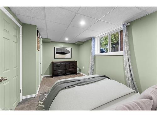 6456 Carolyn Avenue, Niagara Falls, ON - Indoor Photo Showing Bedroom