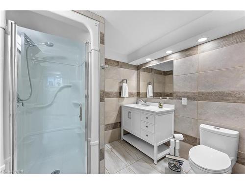 6456 Carolyn Avenue, Niagara Falls, ON - Indoor Photo Showing Bathroom