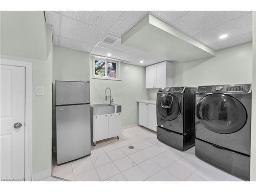 6456 Carolyn Avenue, Niagara Falls, ON - Indoor Photo Showing Laundry Room