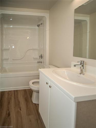 241-50 Herrick Avenue, St. Catharines, ON - Indoor Photo Showing Bathroom