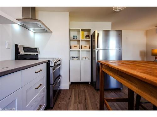 17 Conway Place East Place E, Crystal Beach, ON - Indoor Photo Showing Kitchen