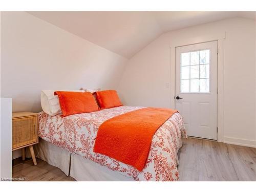 17 Conway Place East Place E, Crystal Beach, ON - Indoor Photo Showing Bedroom