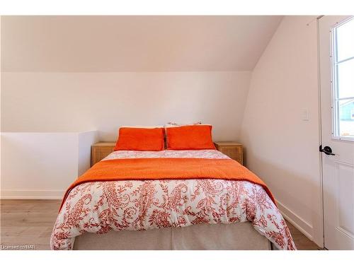 17 Conway Place East Place E, Crystal Beach, ON - Indoor Photo Showing Bedroom