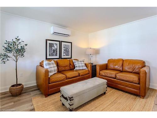 17 Conway Place East Place E, Crystal Beach, ON - Indoor Photo Showing Living Room