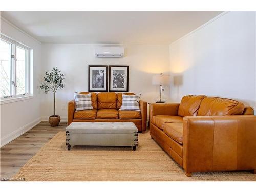 17 Conway Place East Place E, Crystal Beach, ON - Indoor Photo Showing Living Room