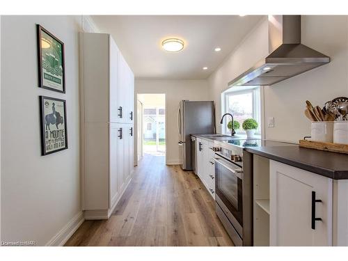 17 Conway Place East Place E, Crystal Beach, ON - Indoor Photo Showing Kitchen