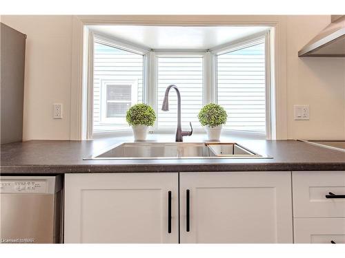 17 Conway Place East Place E, Crystal Beach, ON - Indoor Photo Showing Kitchen