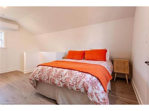 17 Conway Place East Place E, Crystal Beach, ON - Indoor Photo Showing Bedroom