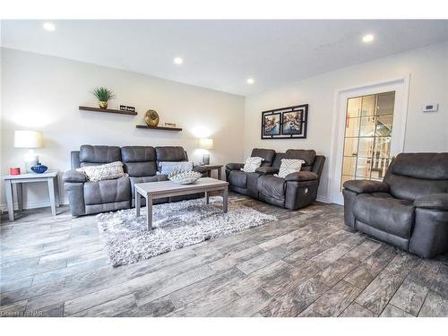 29 Capri Street, Thorold, ON - Indoor Photo Showing Living Room