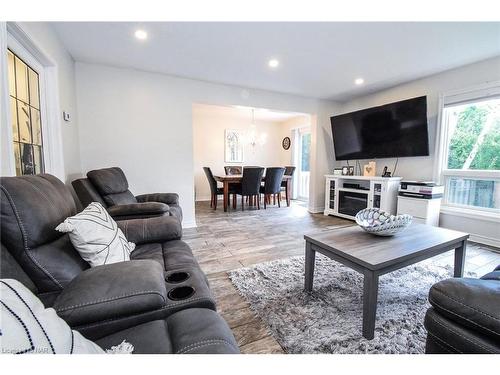 29 Capri Street, Thorold, ON - Indoor Photo Showing Living Room