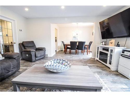 29 Capri Street, Thorold, ON - Indoor Photo Showing Living Room