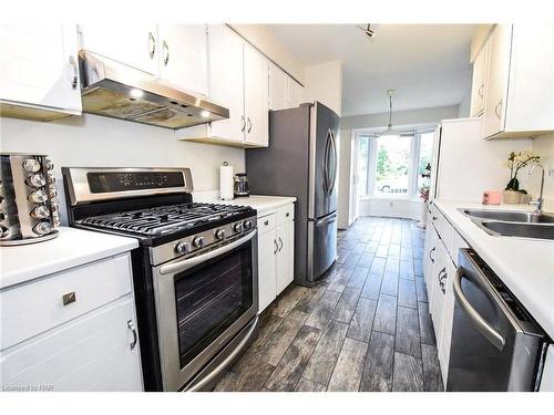 29 Capri Street, Thorold, ON - Indoor Photo Showing Kitchen With Double Sink