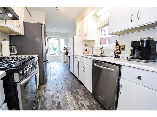 29 Capri Street, Thorold, ON - Indoor Photo Showing Kitchen