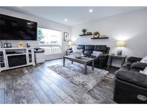 29 Capri Street, Thorold, ON - Indoor Photo Showing Living Room