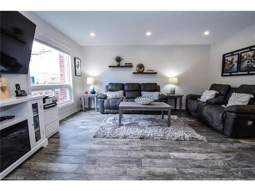 29 Capri Street, Thorold, ON - Indoor Photo Showing Living Room