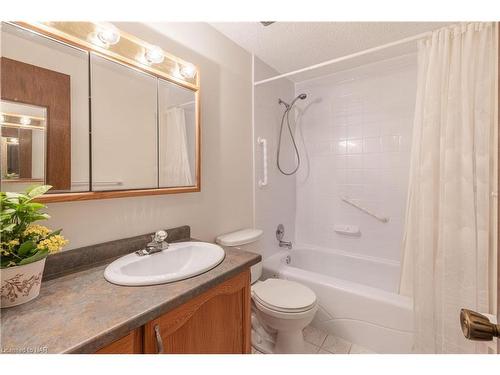 310 1/2 Linwell Road, St. Catharines, ON - Indoor Photo Showing Bathroom