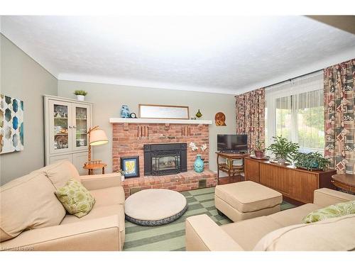 1435 Station St Street, Fonthill, ON - Indoor Photo Showing Living Room With Fireplace