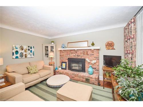 1435 Station St Street, Fonthill, ON - Indoor Photo Showing Living Room With Fireplace