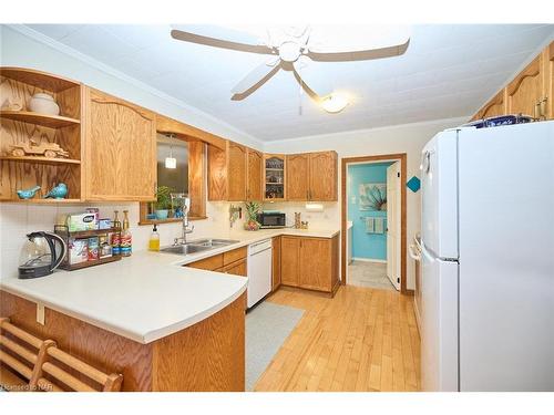 1435 Station St Street, Fonthill, ON - Indoor Photo Showing Kitchen With Double Sink