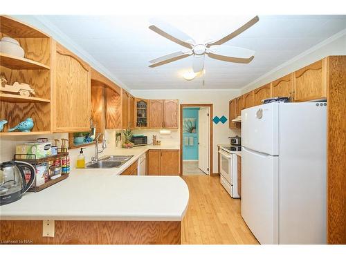 1435 Station St Street, Fonthill, ON - Indoor Photo Showing Kitchen With Double Sink